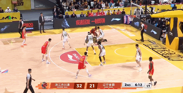 胡金秋今天到第二节中段才投出了本场比赛第一次出手，这也是广厦和辽宁两队打了半节进