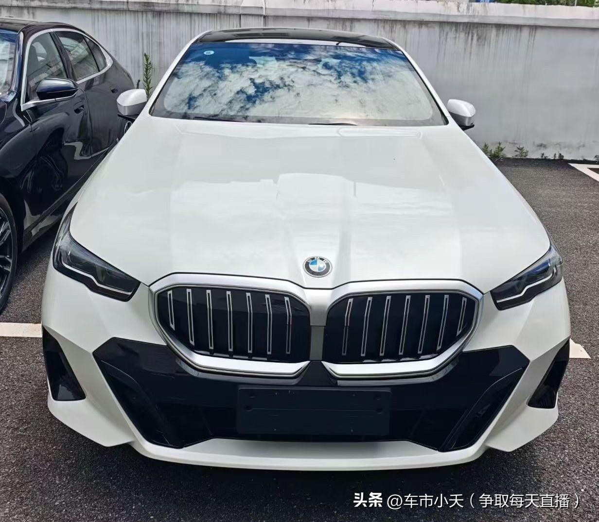 宝马5系的进口版本虽然一直在销售，但是买的人很少，大家更喜欢买国产的加长版。进口