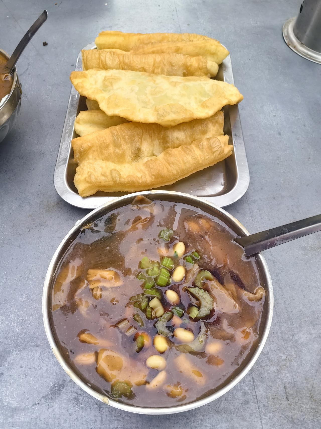 早餐我是真不爱吃油炸食品，馒头、包子也吃腻了。不过今天还是没忍住，来了份两掺，就