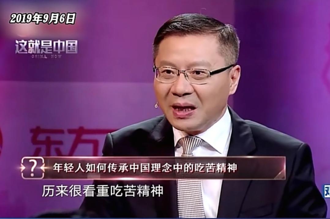 张维为教授七年的面容变化。
图一是2019年的张维一教授，图二是2026年的张维