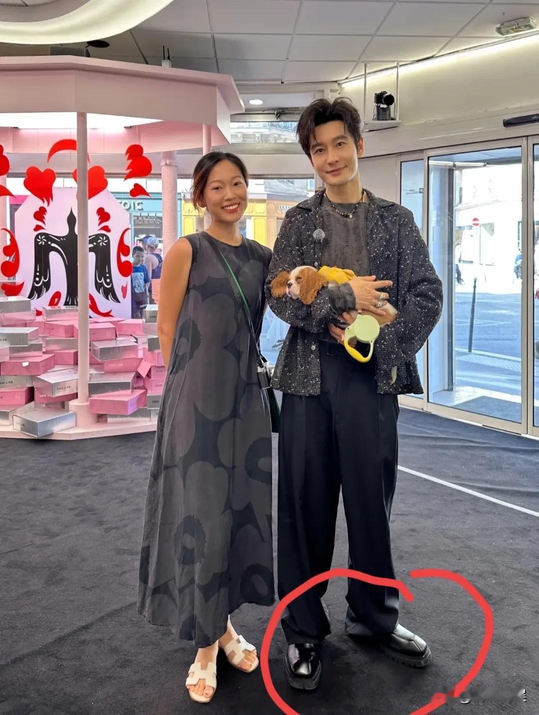 不知道是不是错觉，我觉得现在的黄晓明有点弯腰驼背，头部前倾的样子。
看他现在不论
