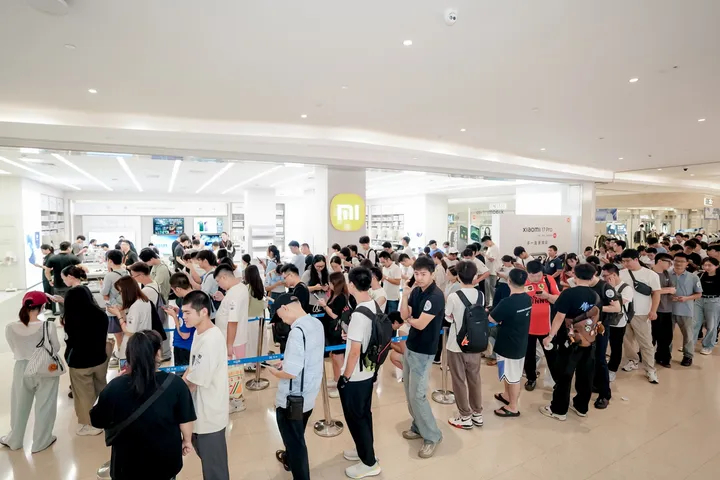新华社评小米对标苹果小米17系列的首销火爆，让人不免联想起若干年前苹果刚刚进入中