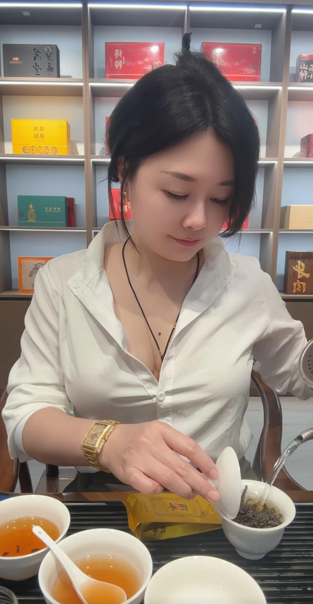 偷的浮生半日闲，喝茶静坐最安然。[啤酒]