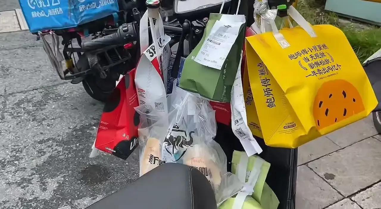“老公失业送外卖了，我还要继续和他过吗？”最近，这样一个问题在网络上引发热议，让