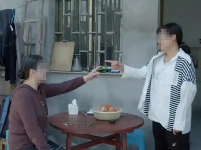 父母有200万的拆迁款，两个儿子一人97万，剩下的6万给了女儿。女儿表示，伺候父