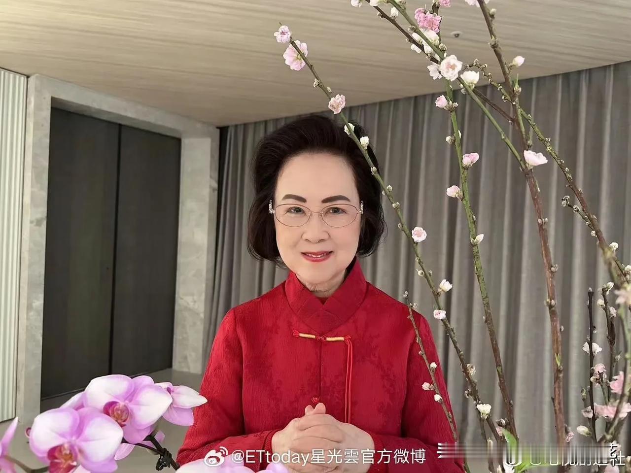 【台媒:琼瑶在家自杀】据台湾媒体12月4日消息今天下午1点22分许，知名作家琼瑶
