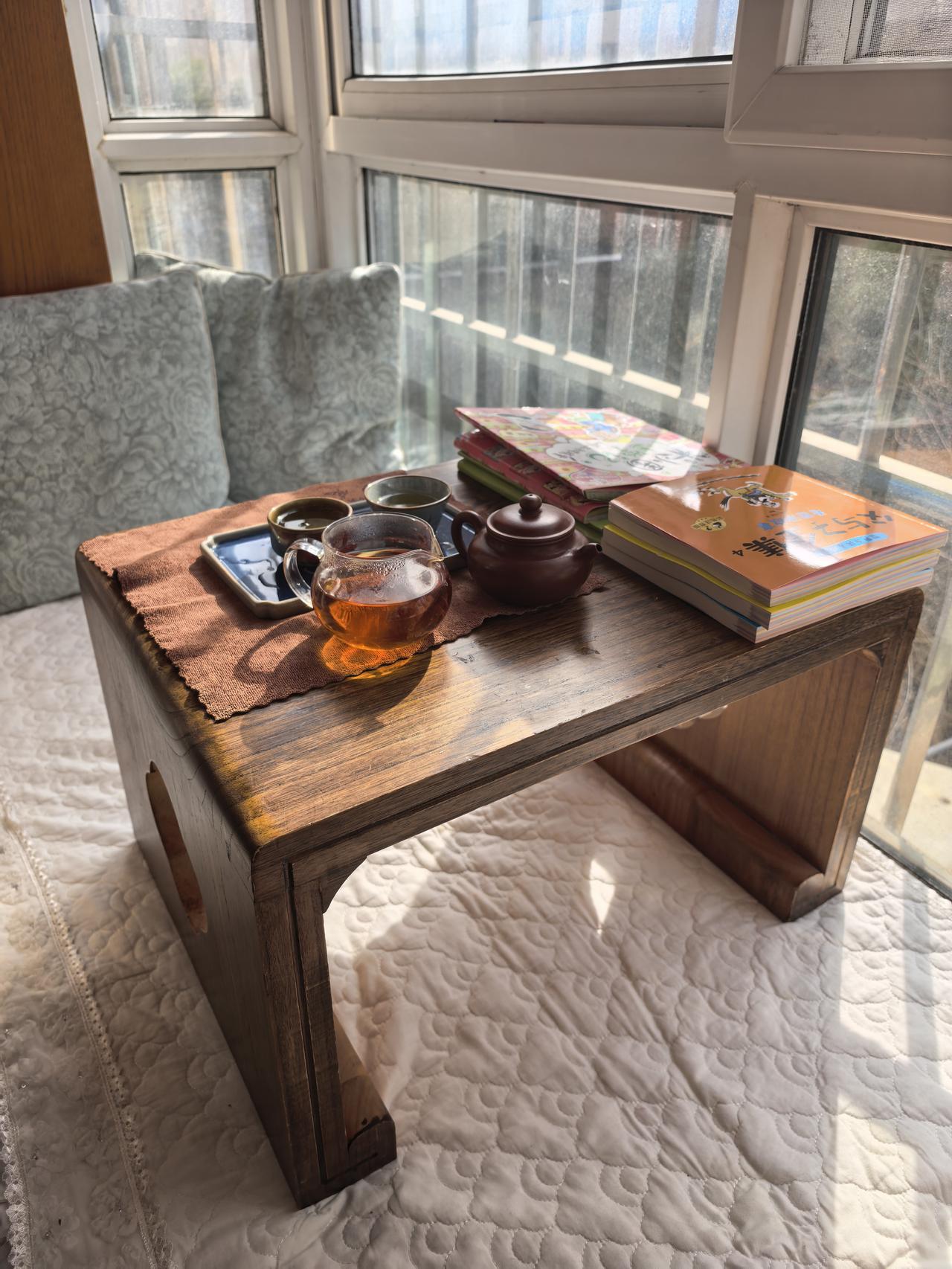 周末陪孩子在窗户阳台上摆上小桌，晒晒冬日暖阳，读书喝茶，不负时光，享受美好，感受