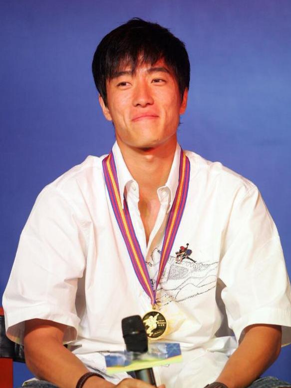 2004年刘翔跨栏夺冠后，开发商送他一套180㎡的房子，他豪气地送给教练，不料，