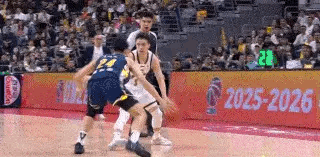 这两个回合太精彩了 暂停回来后哈维和鄢手骐又分别命中一记高难度三分球 成了压死广