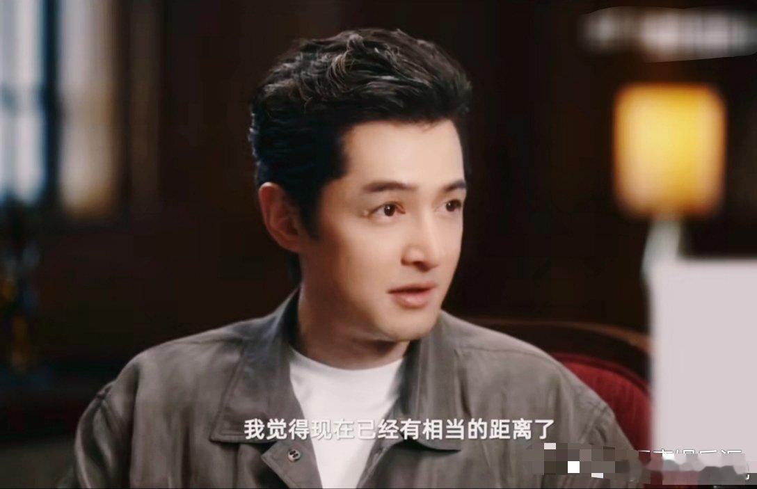 胡歌说自己现在离那些当红小生差远了，已经不在一个维度。还表示自己已经有点过气了。