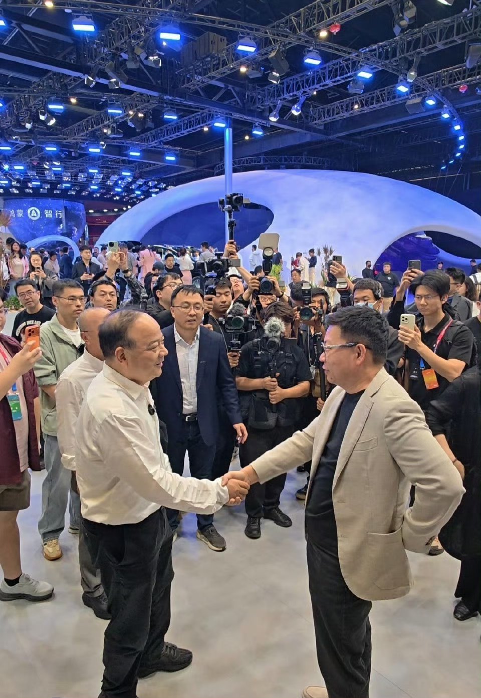 余承东缺席3月发布会原因曝光很能理解余总的，看手还扶着腰呢。心疼！我们要好好注意