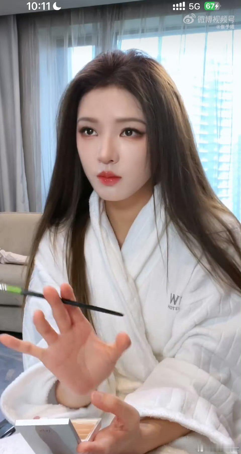 张予曦一个月涂一次身体乳张予曦给自己改妆 果然啊，美女皮肤就是好，一个月涂一次身