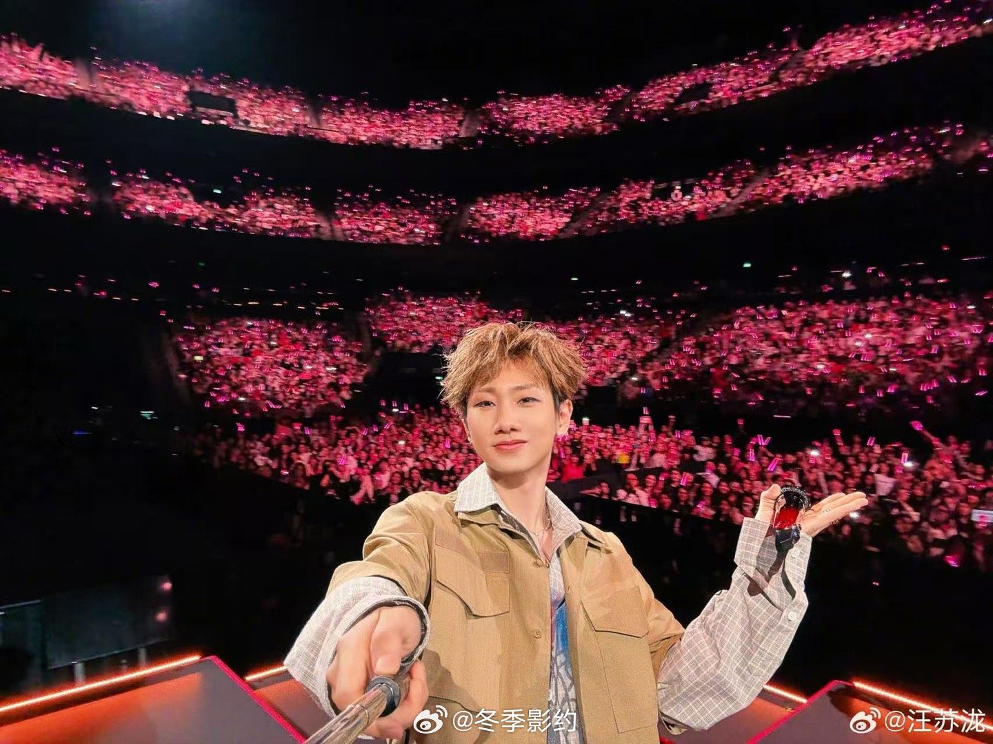 汪苏泷今天不握手了今日份汪苏泷：握手功能暂不可用，挥手功能正常运转。打招呼打到手