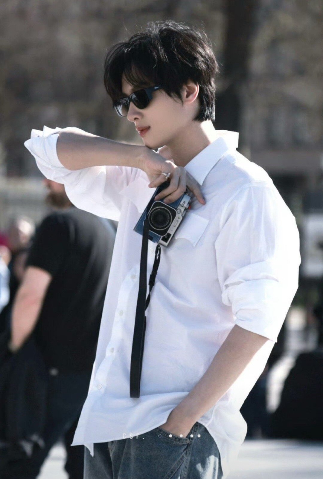 展轩巴黎路透  纯白少年  他是6.0里条件很好的一个男的 