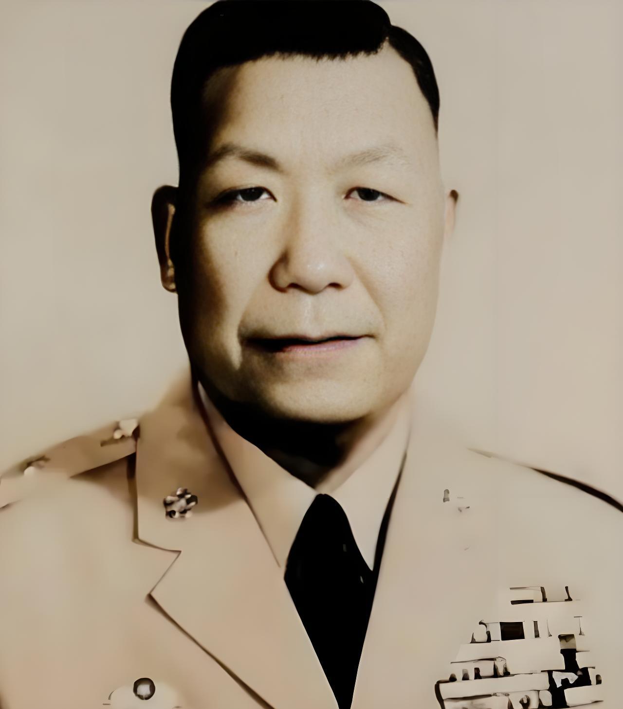 1949年5月25日深夜，青岛港码头汽笛长鸣。刘安祺登船前最后一眼，不是看军舰，