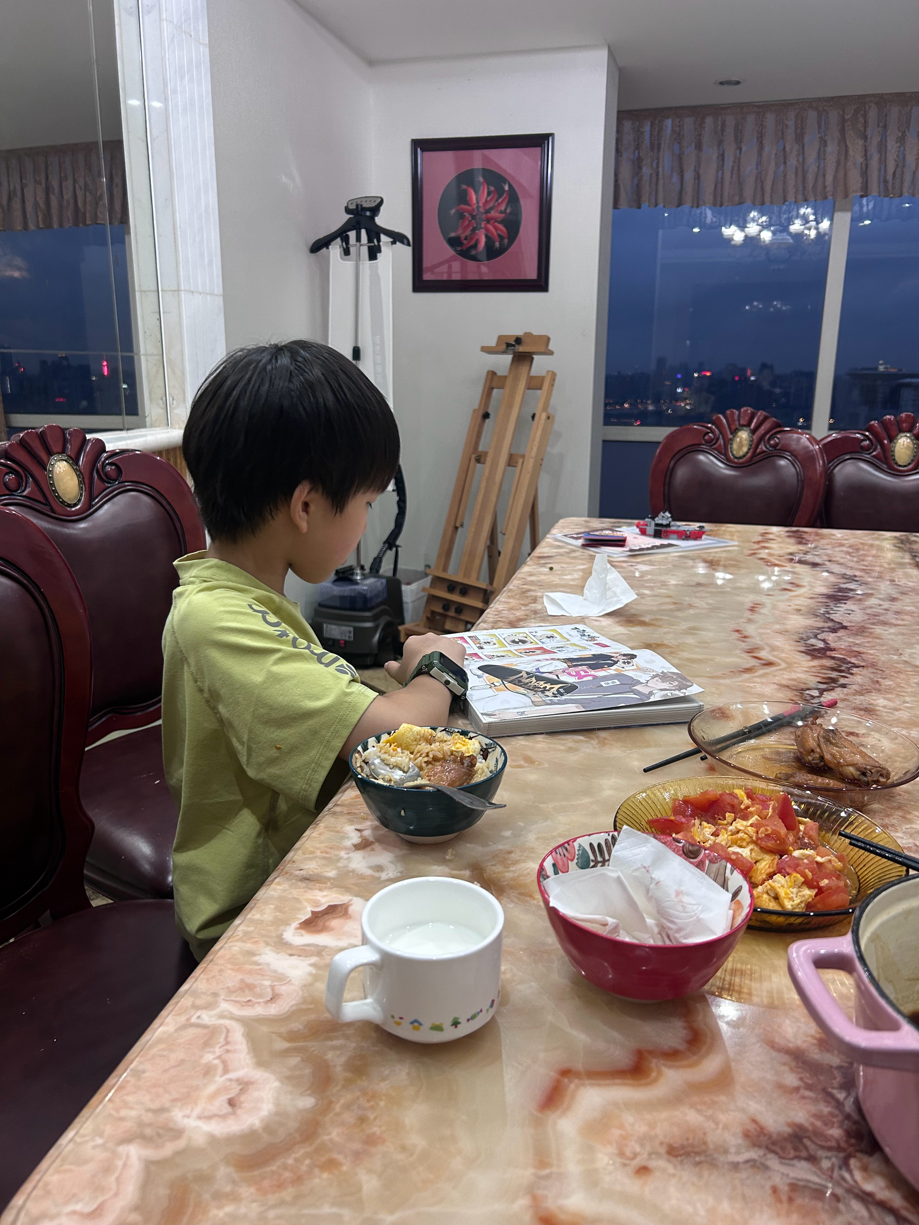 有一种小孩专心吃饭对他来说就是很难的不给ipad他就吃不下饭都不知道番茄鸡蛋和i
