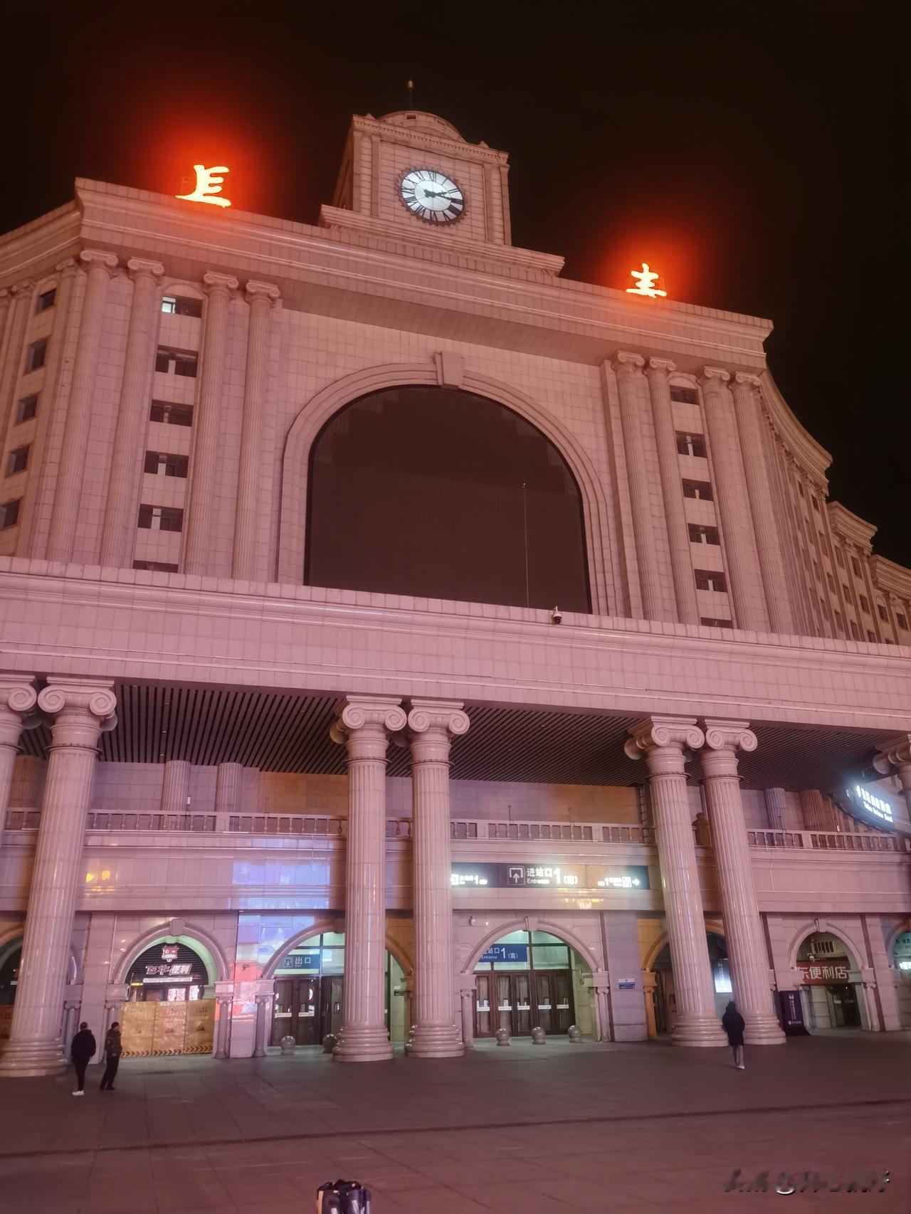 归途——
再次踏入这个无比熟悉的候车大厅，心中满是期待。每一步都让自己离家又更近