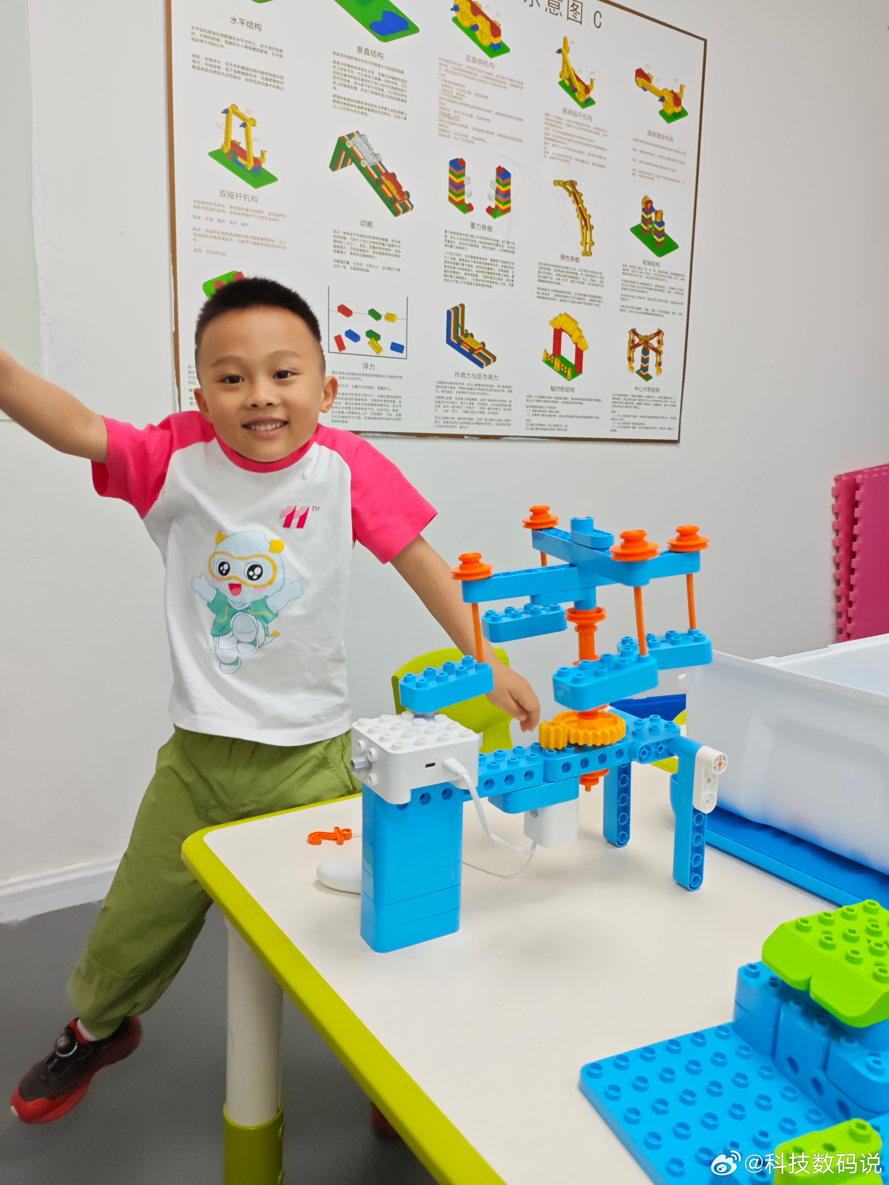 这小伙上积木课最开心