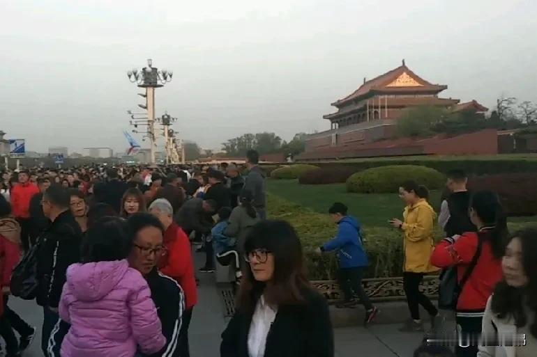我2025年的愿望是去北京玩，看升国旗、游故宫、登长城、玩天坛、圆明园一定要去，