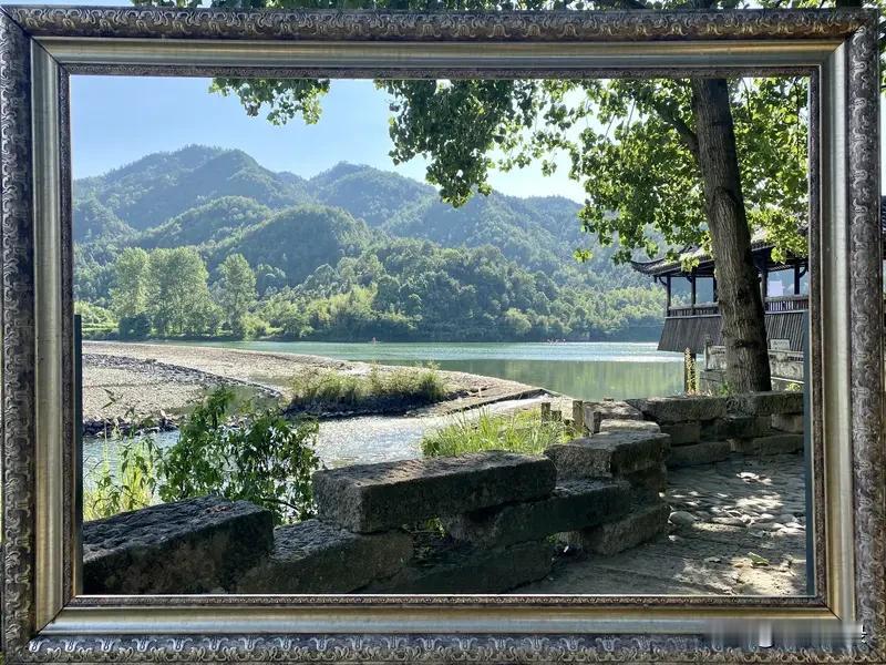 游泰山能感受那山清水秀的壮美，而往莲都古堰画乡，则是开启一场诗意之旅。
古堰画乡