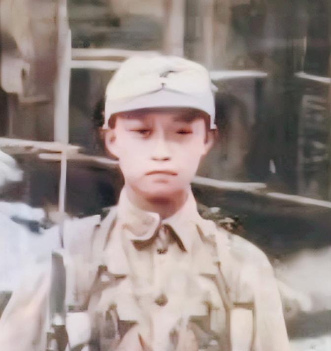 1938年，台儿庄战役，16岁的“狼兵”韦容松正在巡逻，途中，他碰到了由6名日军