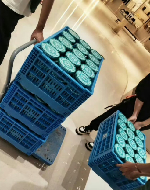 虞书欣逆应援请粉丝喝冰饮虞书欣给粉丝送冰饮 业内人士透露，虞书欣坚持逆应援费用从