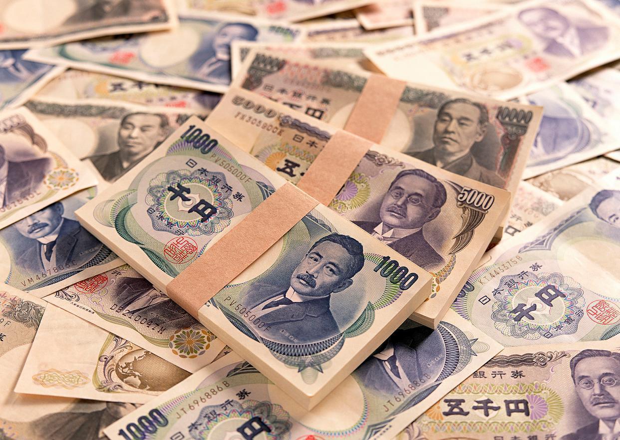 双重打击压垮日本！日元跌破 162 创 40 年新低，抛售美元救市无效，日方全球