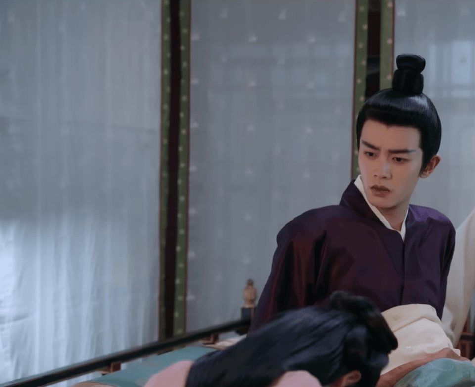 任嘉伦仅凭一个转头看门口的细节，就把剧本里的逻辑bug圆得明明白白！ 深夜帝后寝