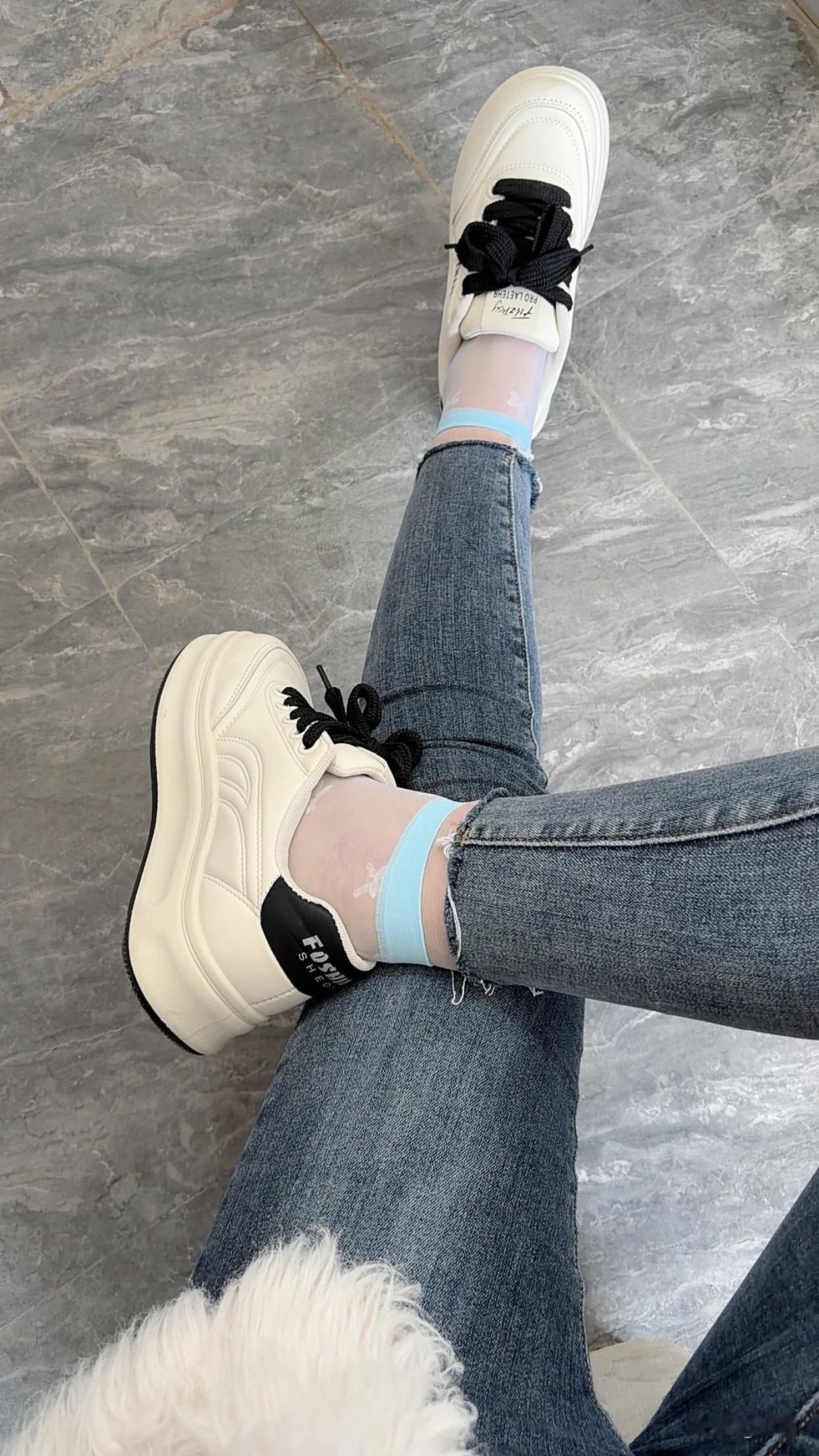 板鞋搭配丝袜真的是流行穿搭吗要是穿牛仔裤，板鞋配丝袜也能搭出不同感觉，板鞋配浅蓝