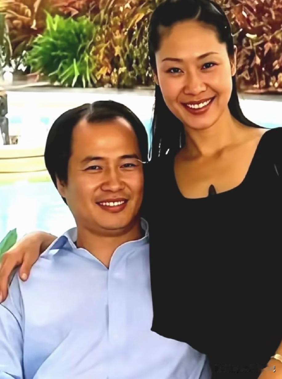 于文华第二任老公长的像一个明星，武打明星，大家猜的出像谁吗。
