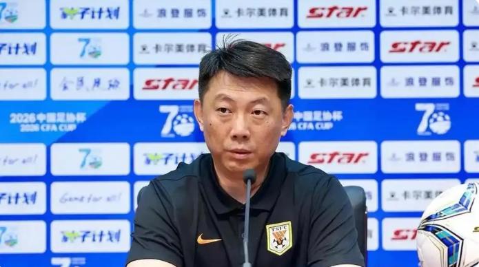 唐田又爆金句了。
足协杯0-3出局后的第一场发布会，他坐在台上，说了一句分量不轻