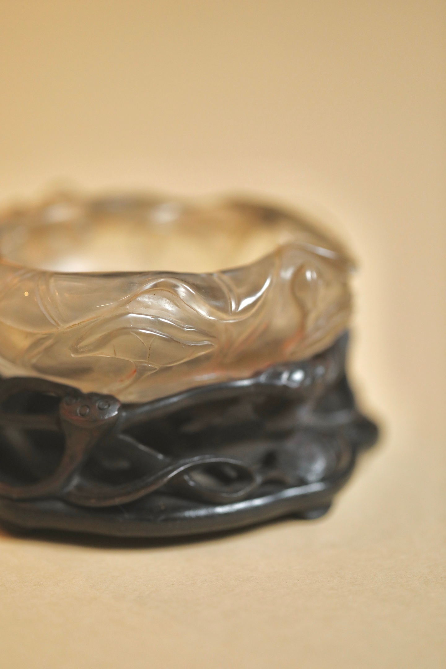 水晶×酸枝 | 荷叶笔洗整器取“并蒂莲”为形，以一大一小两荷叶相连为腹，卷边起伏