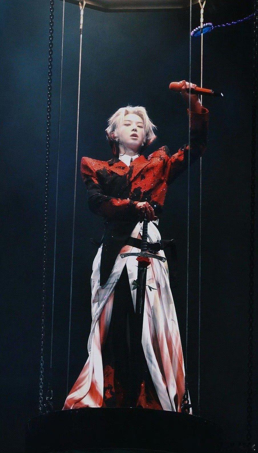 华晨宇玫瑰权杖夯爆了 玫瑰权杖，是华晨宇舞台美学的一次华丽宣言。它宣告着：我的舞