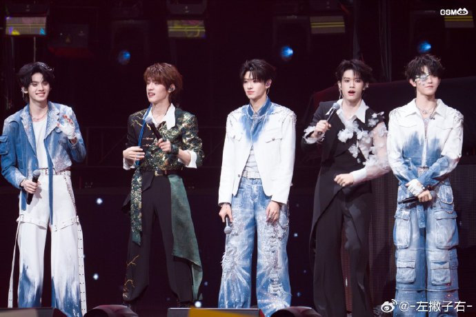 登陆少年等你们一起共赴我们的浪漫主义登陆少年走向关于浪漫的起点 登陆少年澳门演唱