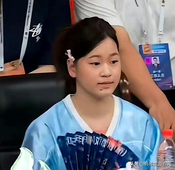 看全红婵去开球那组照片时，第一眼真不是被妆容吸住，而是被那股清爽劲儿拽住了。
蓝