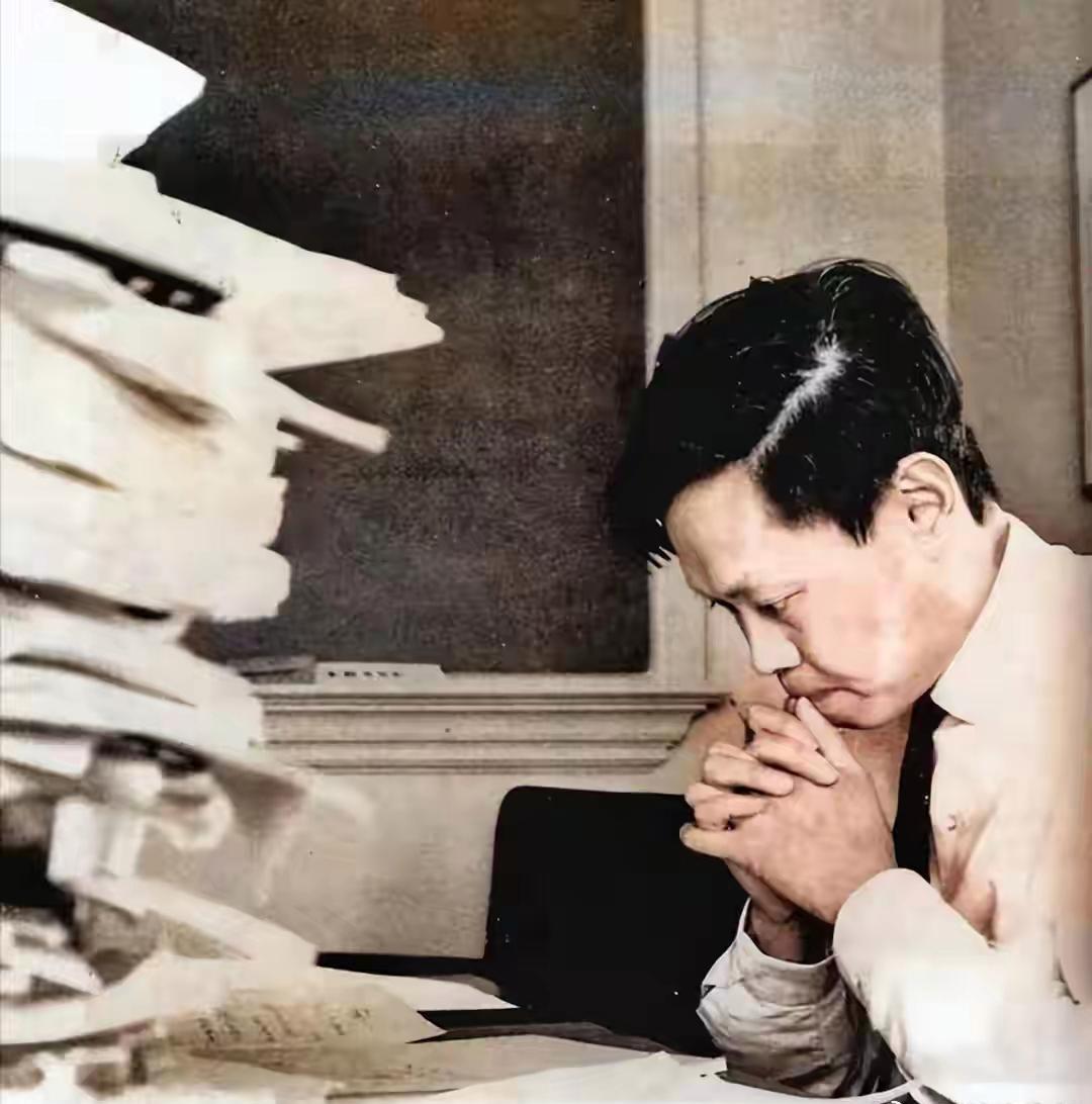 看杨振宁面前的这堆书籍和他冥思苦想的样子，科学家的境界就是和平常人不一样。