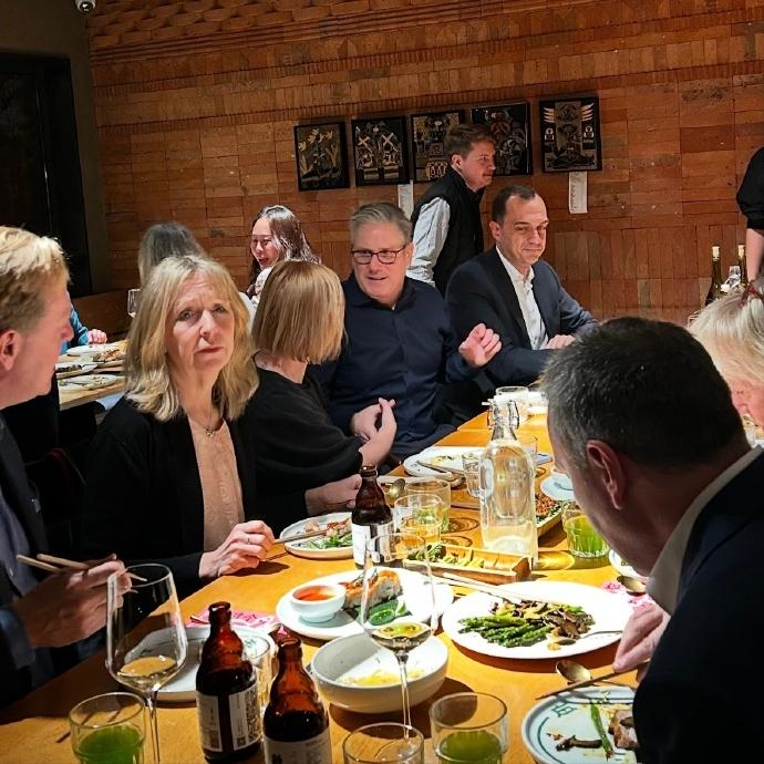 1月28日晚上，英国首相在一家饭店用餐！
英国首相斯塔默抵达北京后，也没有立即休