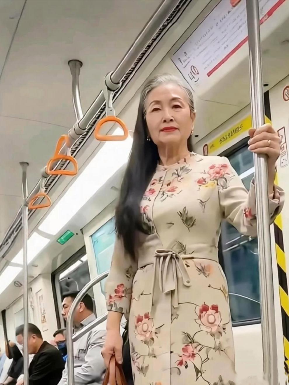 地铁偶遇精致阿姨，穿搭亮眼发型却引热议
 
地铁偶遇一位60多岁阿姨，瞬间让人眼