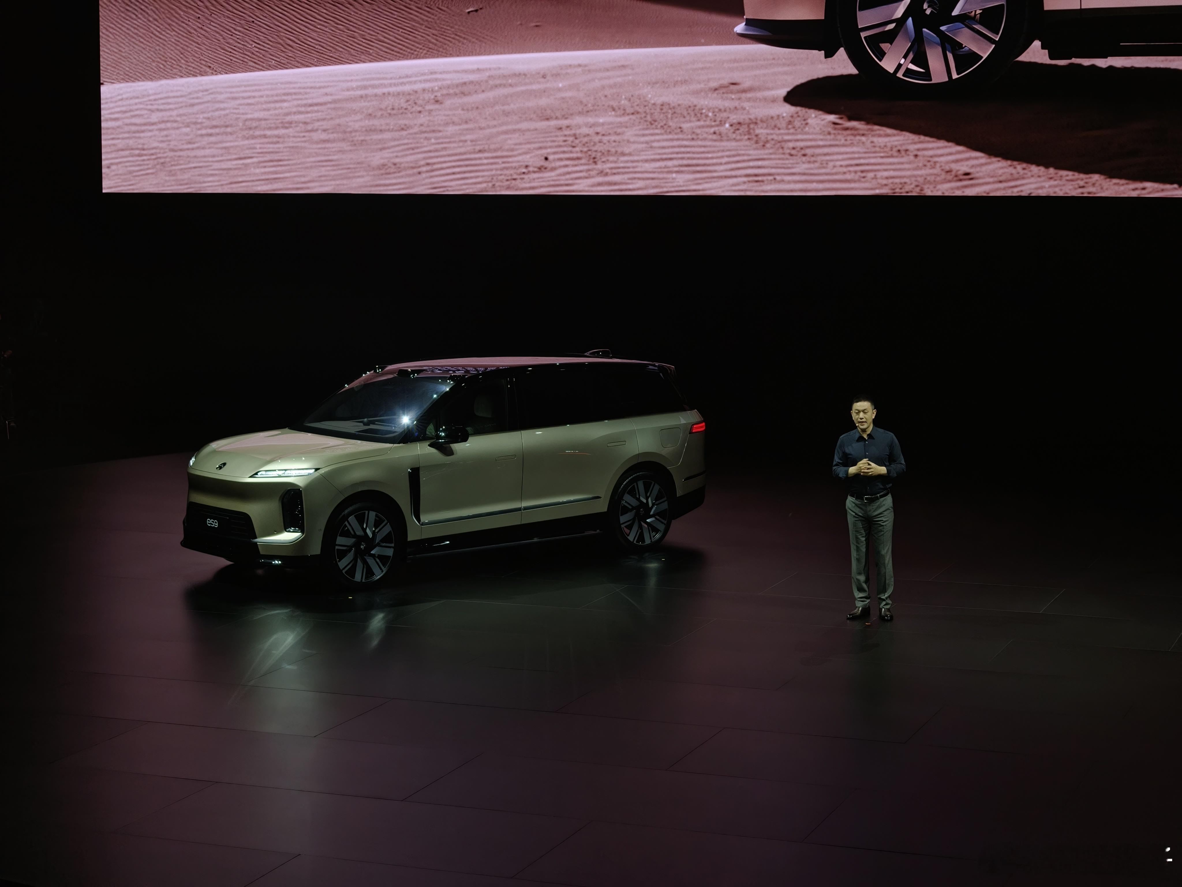 1米8的斌哥在蔚来ES9面前也娇小了不少蔚来es9