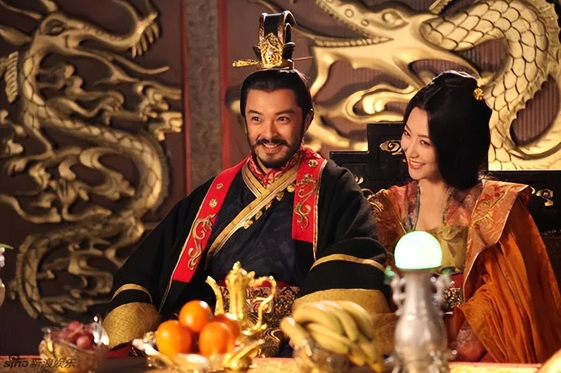 一个男人，站在铜镜前，对着自己的脖子说出了这句话——"好头颈，谁当斫之！"意思是