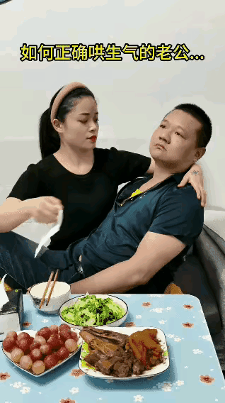夫妻俩拌了几句嘴，丈夫赌气不肯吃饭。妻子把他搂进怀里哄着喂饭，可丈夫依旧油盐不进