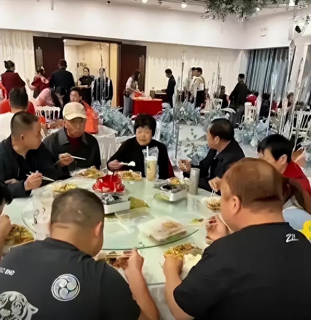 2023年，在湖北武汉闹出“天大的笑话”，一男子在酒店办婚礼，他们竟然用盒饭招待
