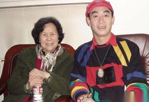 2017年，杨洁导演葬礼上，六小龄童意外现身，本以为他放下了恩怨，来送恩师最后一