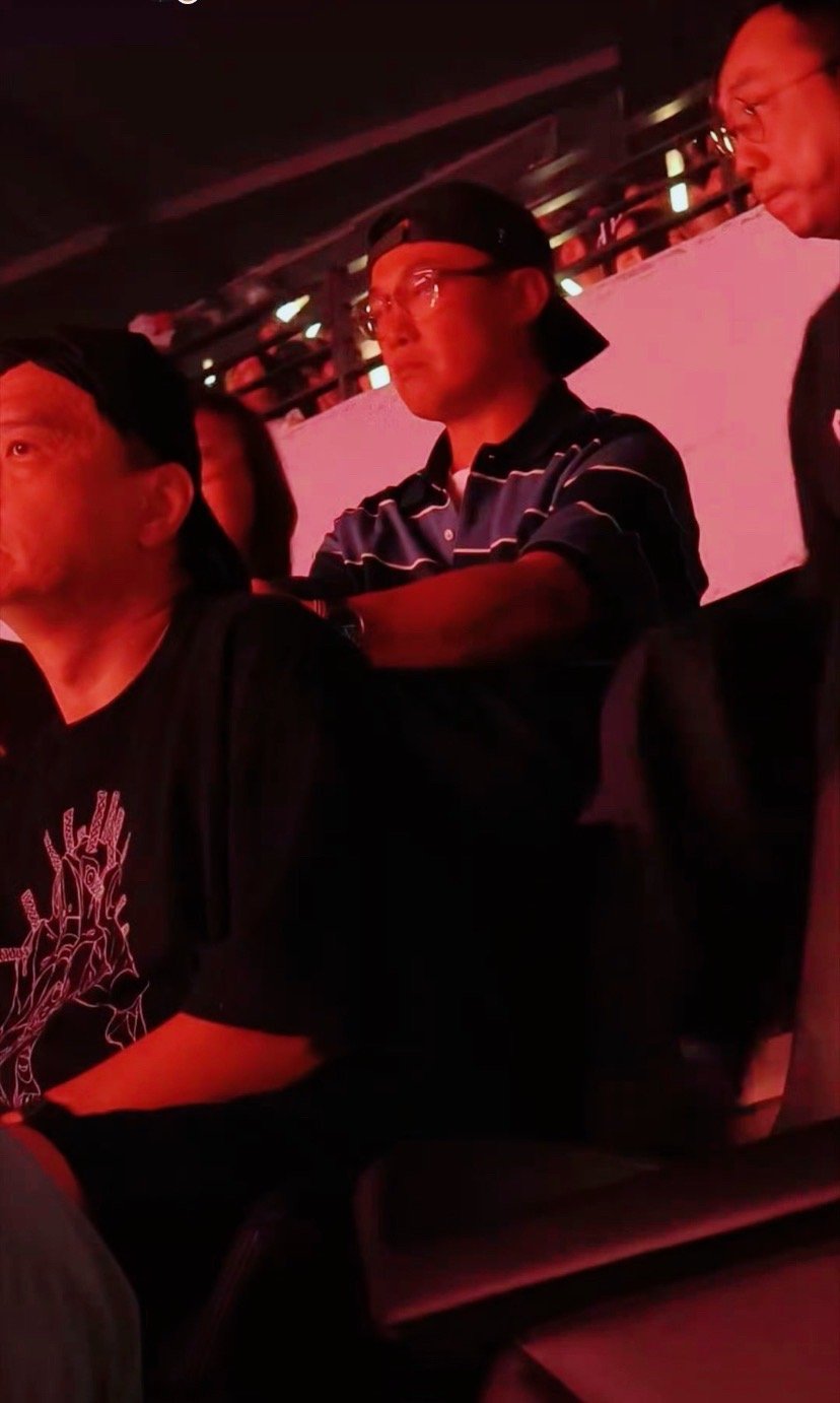 爆光啦:啧！陈奕迅这会儿就在单依纯深圳演唱会现场吃瓜呢！好友李荣浩刚跟人打版权官