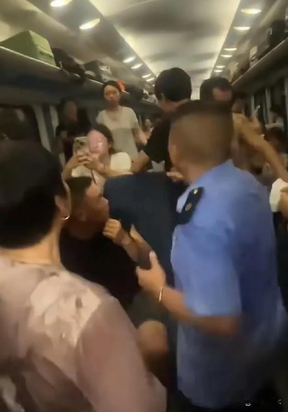 列车突发故障停车三小时，乘客该不该砸窗透气？
      7月2日，某列车因为突