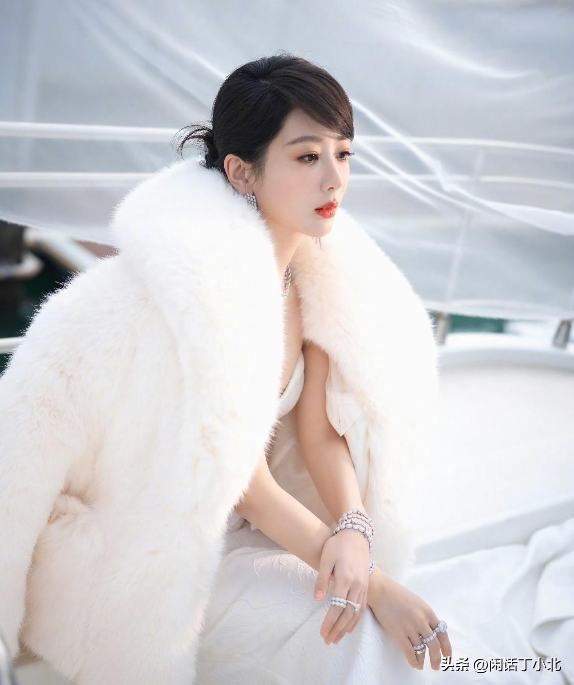 2026年2月28日，杨紫以新剧《董竹君》的民国旗袍造型亮相某品牌直播。

主持