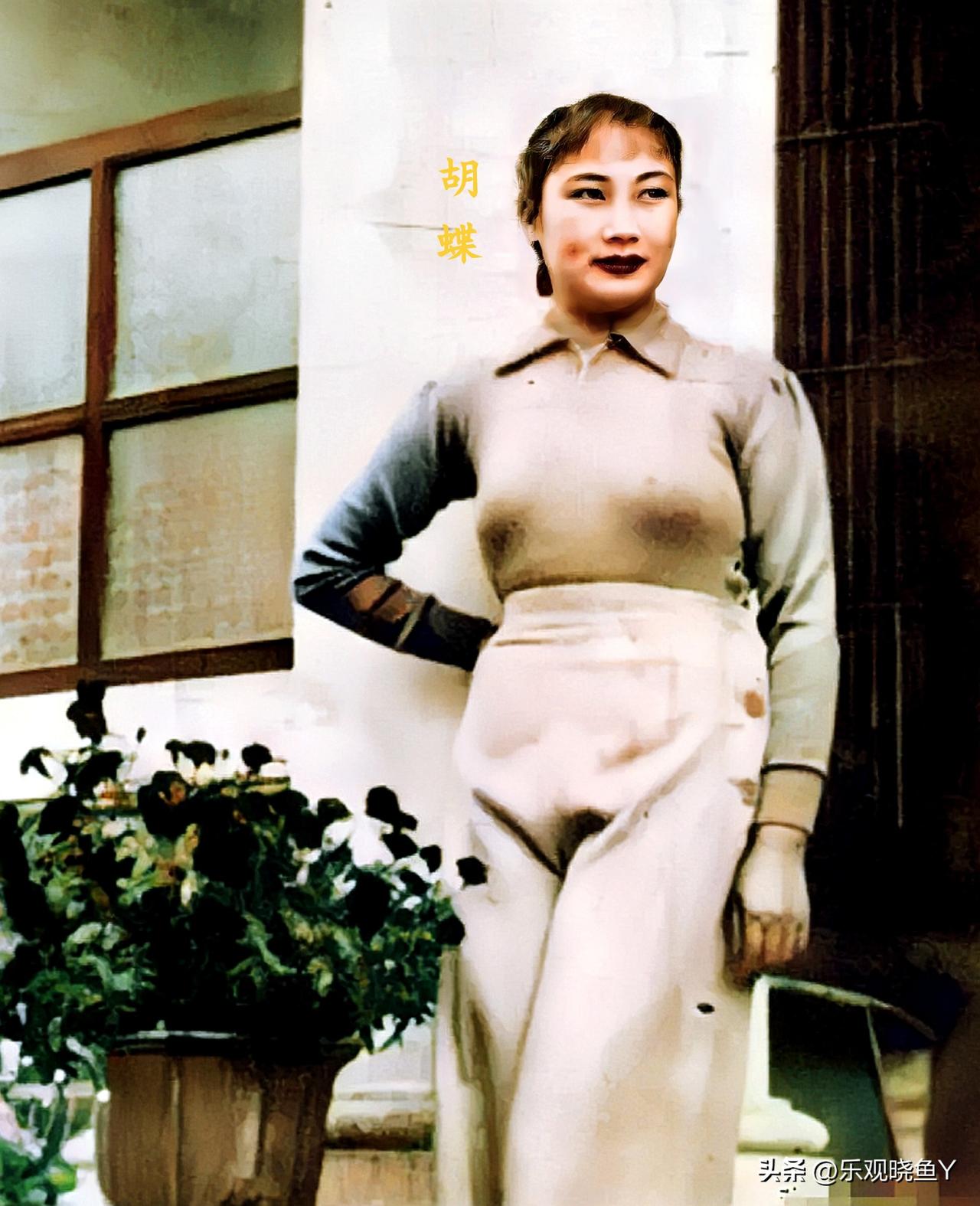 上世纪三十年代，在上海的胡蝶。这而非演戏，而是她年轻时的珍贵留影！都说胡蝶年轻时