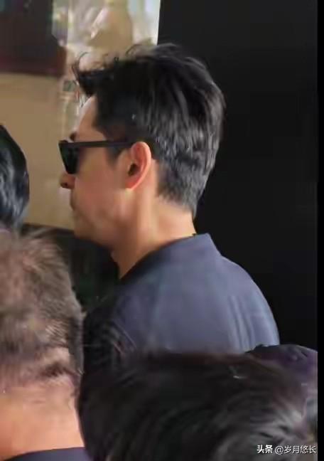 胡歌见他掰碎肉块，
以为是牙口不好。
游本昌说：“我演上海爷叔不能大口嚼肉，大口