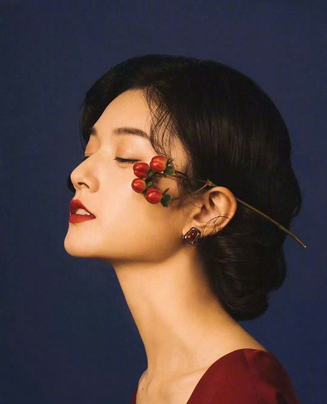 《蜗居》名言：“不要纠结男人爱不爱你，你早就该知道，多数男人都一样，年轻时需要垫