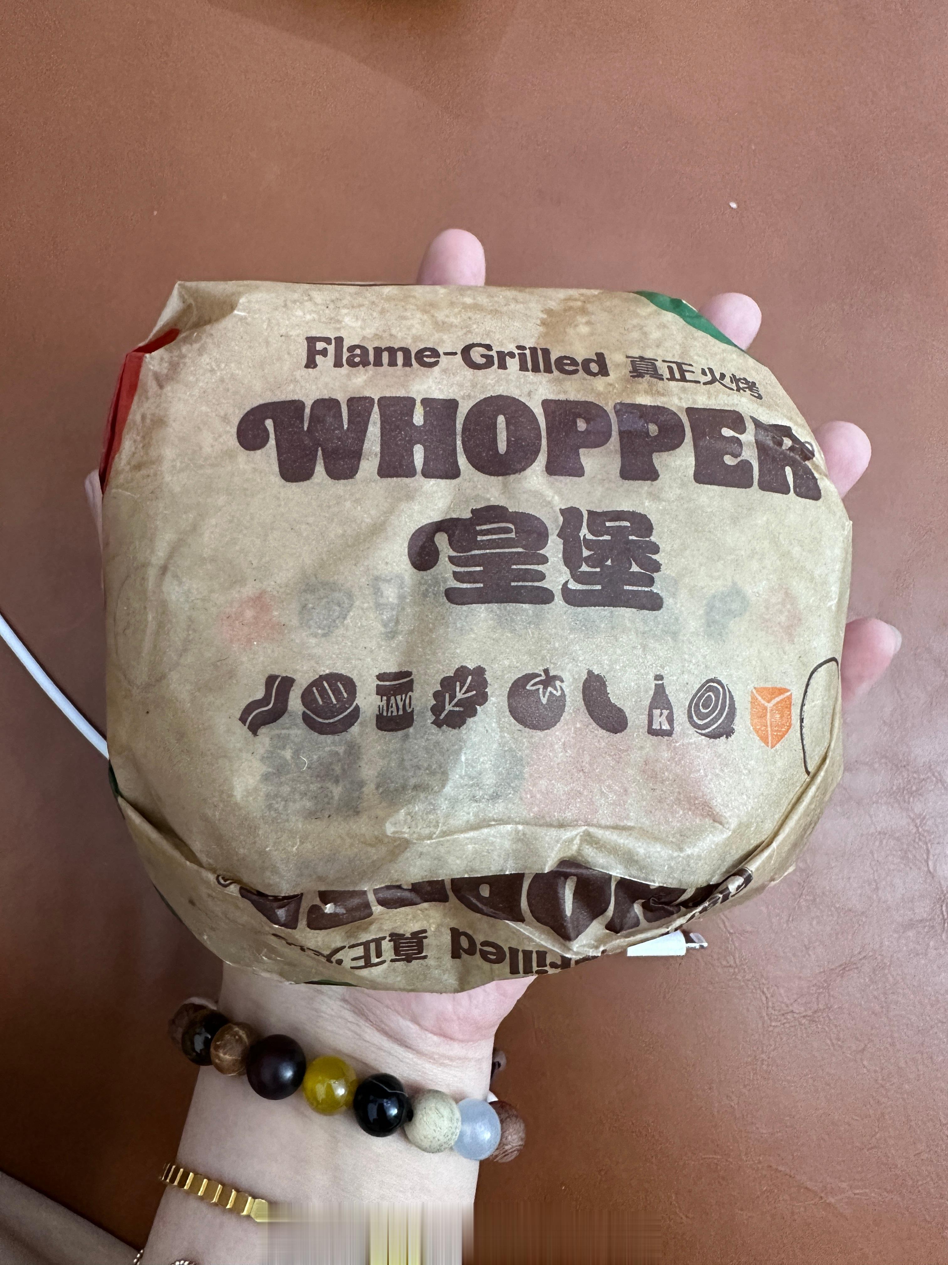 今天还没吃饭，点了一个汉堡王的皇堡，真的还蛮好吃的，就是好大好大一个呀，我好像是